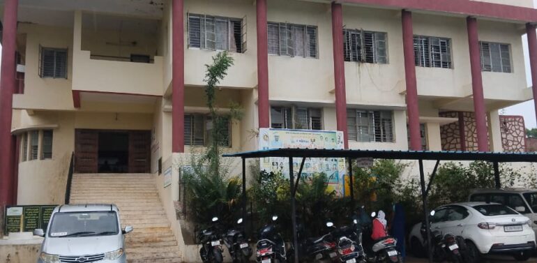  ફતેપુરા તાલુકામાં પ્રધાનમંત્રી આવાસ યોજનાની યાદીમાં સાચા ગરીબ લાભાર્થીઓની બાદબાકી કરી અન્યાય કરવામાં આવ્યો હોવાની બૂમો*  *ગરીબ લાભાર્થીઓ ને આવાસના લાભથી બાકાત રાખવાના ઇરાદે પાકા મકાનો ધરાવતા માલદાર લોકોનો તેમજ એક જ ઘરમાં એકથી વધુ લાભાર્થીઓના નામનો યાદીમાં સમાવેશ?*