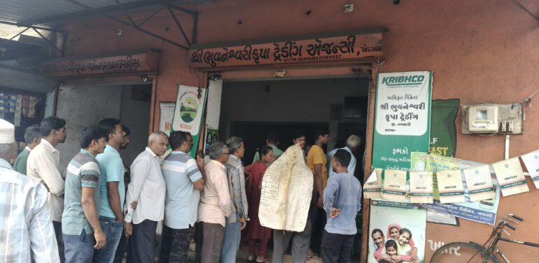 સમસ્ત આદિવાસી સમાજ દ્વારા રોપણીના સમયે ખેરગામમાં ખેડૂતો ખાતરની અછતથી પારાવાર હેરાન થઇ રહ્યા હોય ખાતર અછત નિવારણ માટે પગલાં લેવા માટે નવસારી કલેકટરને રજુઆત કરી.
