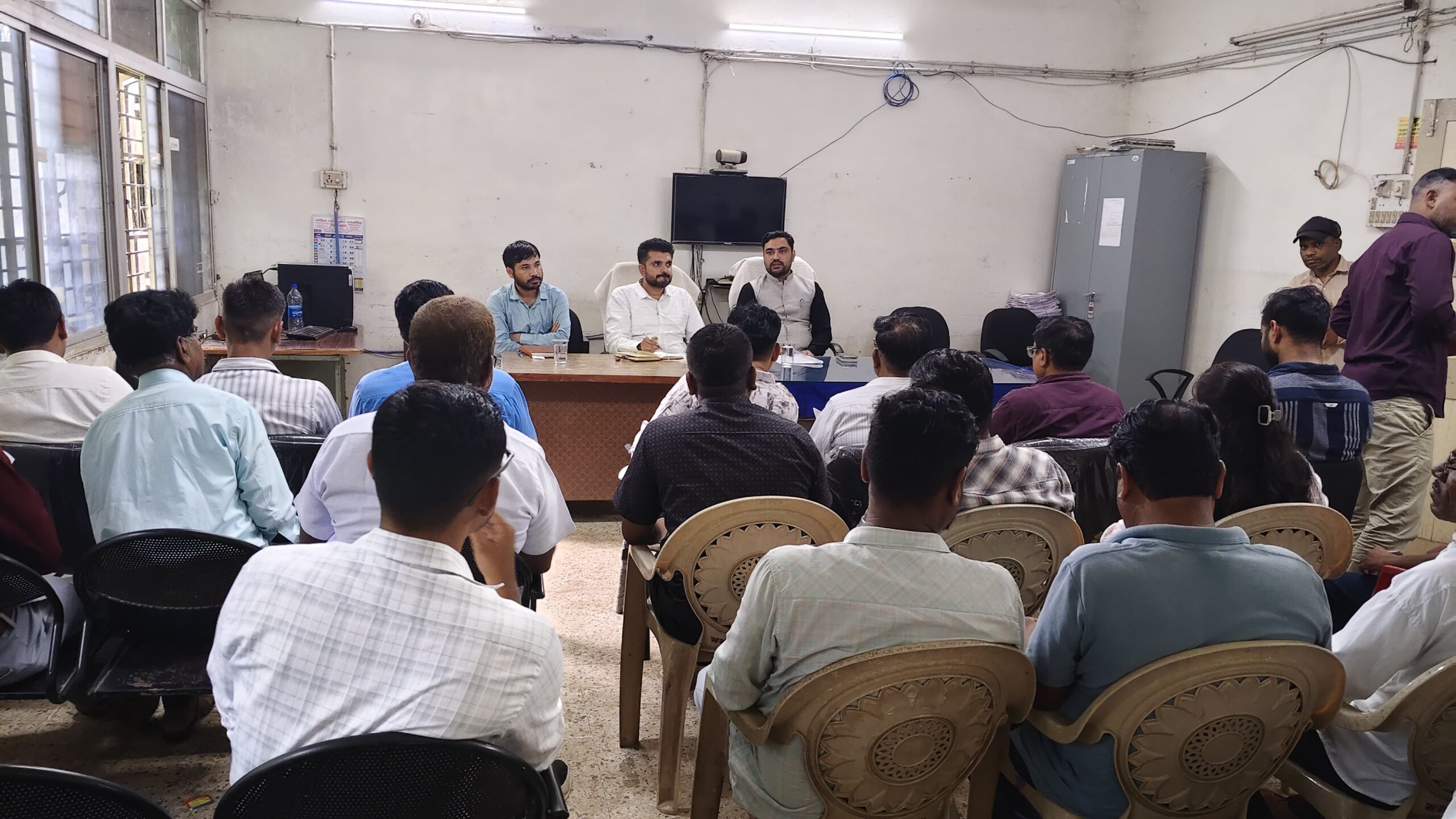 ગરબાડા મામલતદાર કચેરી ખાતે પ્રાંત અધિકારી મિલિંદ દવેની અધ્યક્ષતામાં સંકલન સમિતિની બેઠક યોજાઈ. 