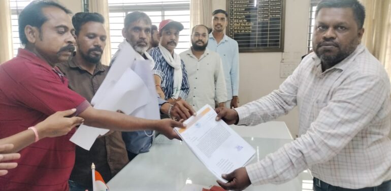  આદિવાસી સમાજ ભવન બનાવવા સંજેલી મામલતદારને આવેદન આપી માંગ કરાઈ..  તંત્રની મીલી ભગત થી સંજેલીનું વાંચનાલય ભૂ માફિયા દ્વારા પચાવી પાડીયુ છતાં તંત્ર મૌન..