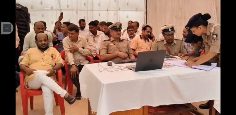  સંજેલી સ્માર્ટ પોલીસ સ્ટેશન ખાતે પંચમહાલ જિલ્લાના રેન્જ આઇ.જી આર.વી અન્સારીની અધ્યક્ષ સ્થાને લોક દરબાર યોજાયો   70 જેટલા અરજદારોએ ઢગલાબંધ રજૂઆત કરી રોડ, સ્ટ્રીટ લાઈટ, પાણી, સીસીટીવી, આઉસ પોસ્ટ, પેટ્રોલિંગ વધારવા સહિતની અનેક રજૂઆત કરી..