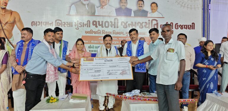  ફતેપુરા તાલુકાના સુખસર ખાતે ફતેપુરા ધારાસભ્યશ્રી રમેશભાઈ કટારાના અધ્યક્ષ સ્થાને ભગવાન બિરસા મુંડાની 150 મી જન્મ જયંતીની કરાઇ ઉજવણી*    *અંબાજીથી ઉમરગામ સુધીની પૂર્વ પટ્ટીમાં વસવાટ કરતા આદિજાતિ સમાજ માટે આજનો દિવસ એ ગૌરવનો દિવસ છે : ધારાસભ્યશ્રી રમેશભાઈ કટારા* 