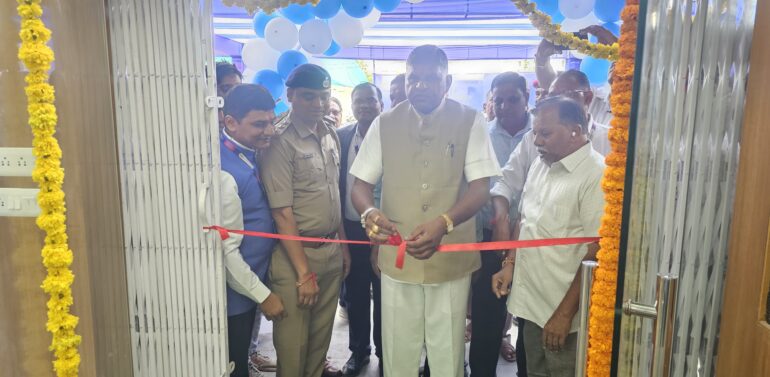  ઝાલોદમા એસ.બીઆઈ.આઈની આધુનિક નવી બિલ્ડીંગનુ ધારાસભ્ય મહેશ ભૂરીયાના હસ્તે ઉદ્ઘાટન  દાહોદ જિલ્લો, પંચમહાલ તેમજ મહીસાગરની એસ.બી.આઈ બઁકો કરતા ઝાલોદની બેંકનું બિલ્ડીંગ સહુ થી મોટી