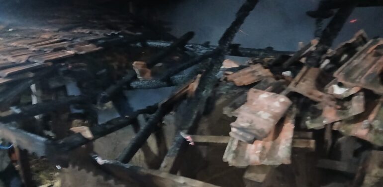  સંજેલી તાલુકાના ઝરોર ગ્રામ પંચાયતના ધાવડી ફળિયામાં શોર્ટ સર્કિટમાં મકાન બળીને ખાખ..  પરિવાર રક્ષાબંધન કરવા સાસરીમાં ગયા:મકાનમાં મુકેલો ગેસનો બાટલાંના પણ ટુકડા થયા..