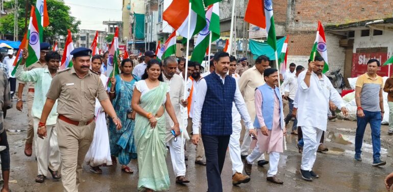  ઘર ઘર તિરંગો લહેરાવી દેશની સ્વતંત્રતા માં સહભાગી થઈએ: ધારાસભ્ય રમેશભાઈ કટારા*  *ફતેપુરા નગરમાં તિરંગા યાત્રા યોજાઇ*