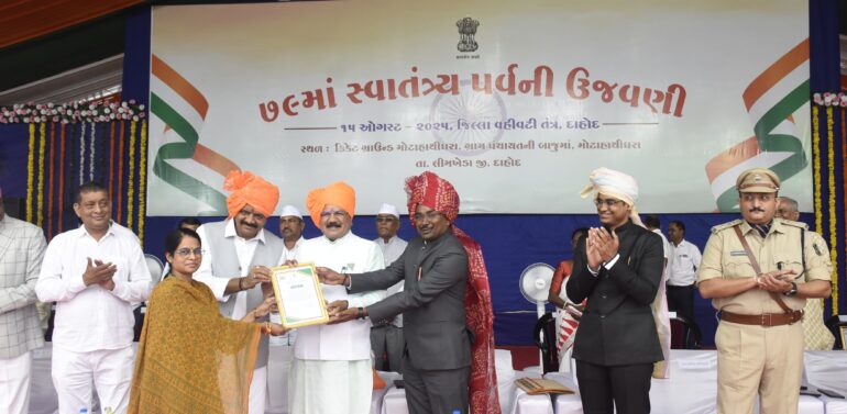  *જિલ્લા માહિતી કચેરી દાહોદના માહિતી મદદનીશ સુશ્રી કાકુલબેન ઢાકીયાનું પ્રચાર પ્રસારની શ્રેષ્ઠ કામગીરી બદલ કલેક્ટરશ્રી યોગેશ નિરગુડેના વરદ હસ્તે સન્માન*