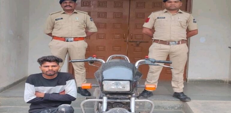  *ફતેપુરા તાલુકાના સુખસર પોલીસે મહીસાગર જિલ્લામાંથી ચોરી થયેલ મોટરસાયકલ સાથે સાગડાપાડાના મોટરસાયકલ ચોરને ઝડપ્યો*  *ઝડપાયેલા ઇસમે સંતરામપુર વિસ્તાર માંથી એક માસ અગાઉ રાત્રિના સમયે હીરો સ્પેલેન્ડર મોટર સાયકલની ચોરી કરેલ હોવાની કબુલાત કરી*