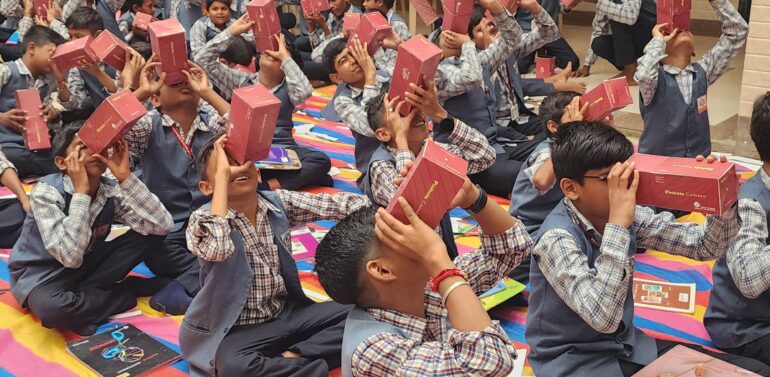  ઝાલોદ તાલુકાના લીમડી ગામ ખાતે વર્લ્ડ ફોટોગ્રાફી દિવસ પર અચીવર પ્રિ સાયન્સ સ્કૂલ , લીમડીના 200થી વધારે વિદ્યાર્થીઓએ પિન હોલ કેમેરા બનાવી કેમેરાની રચના સમજી.