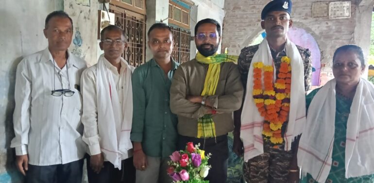  મોગરાવાડી ગામનો યુવાન સીઆરપીએફમા પસંદ થતાં ગ્રામજનોએ ડો.નિરવ પટેલની આગેવાનીમાં ભાવભીની વિદાય આપી.