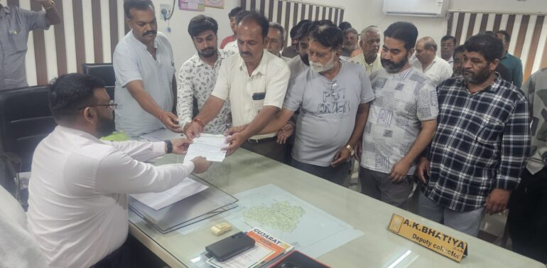  ઝાલોદ સિંધી સમાજ દ્વારા વિધાર્થીની કરપીણ હત્યામા ન્યાય મેળવવા પ્રાંત અધિકારીને આવેદનપત્ર આપ્યું 