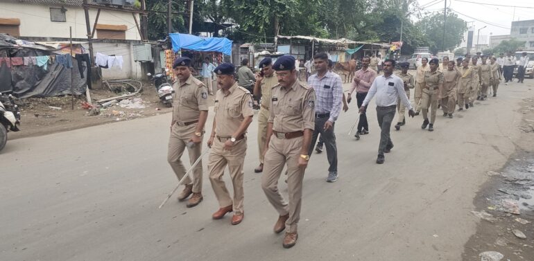  ઝાલોદ નગરમાં ગણેશચતુર્થી અને ઈદં-મિલાદ તહેવારોને અનુલક્ષી પોલીસતંત્ર દ્વારા ફૂટ પેટ્રોલીંગ યોજાયું