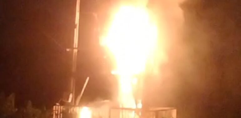  ઝાલોદ નગરનાં ઠક્કરબાપા સોસાયટી સામે MGVCLની ડીપીમાં આગ: આગ લાગતાં આજુબાજુ રહેશો ના ઘરોમાં અંધારપટ, સ્થાનિકોએ પાણી નાખી કાબૂમાં લીધી