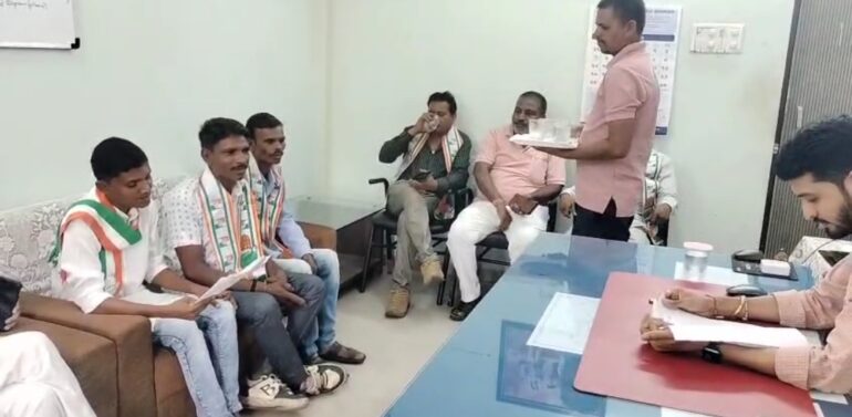  સંજેલીમાં ફાયર સ્ટેશન બનાવવા કોંગ્રેસ આક્રમક તાલુકા પંચાયત પ્રમુખની ઓફિસે આવેદન ચોટાડીયું..  સંજેલી તાલુકા પ્રમુખ દિનેશભાઈ તાવિયાડના નેતૃત્વમાં સંજેલી કોંગ્રેસ સમિતિ દ્વારા તાલુકા વિકાસ અધિકારી ને આવેદનપત્ર આપી રજૂઆત કરાઈ 