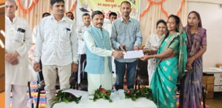  ફતેપુરા ખાતે ફતેપુરા તથા સંજેલી તાલુકાનો રાષ્ટ્રીય ગ્રામીણ આજીવિકા મિશન દ્વારા કેશ ક્રેડિટ કેમ્પ યોજાયો*  *ફતેપુરા તાલુકા ની 63 તથા સંજેલી તાલુકા ની ૪૦ જેટલા સખી મંડળના મહિલા સ્વ સહાય જૂથો ને ૧.૮૪ કરોડ ના ચેક વિતરણ કરાયા*