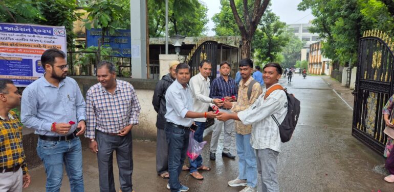  દાહોદની ITI માં અભ્યાસક્રમ ચાલુ થતાં તાલીમાર્થીઓનું ગુલાબના ફુલો સાથે સ્વાગત.!*