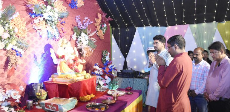  કલેકટરશ્રી યોગેશ નિરગુડેએ દાહોદ શહેરના ગણપતિના દર્શન કરી ધન્યતા અનુભવી*  *યાદવ ચાલ તેમજ પારસી કોલોની ગણપતિની આરતી કરતા કલેકટરશ્રી યોગેશ નિરગુડે*