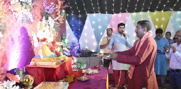  *દાહોદમાં પારસી કોલોની ગણેશ પંડાલની ઓપરેશન સિંદૂર થીમએ લોકોને આકર્ષ્યા*  *હે, વિઘ્નહર્તા આપણા દેશ પરના તમામ વિધ્નો હરીને દેશની રક્ષા કરજો*