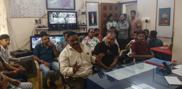 ગરબાડા પોલીસ મથકે ગણપતિ વિસર્જન તથા ઇદના અનુસંધાને પીઆઈ એસએમ રાદડિયા ની ઉપસ્થિતિમાં શાંતિ સમિતિની બેઠક યોજાઈ.