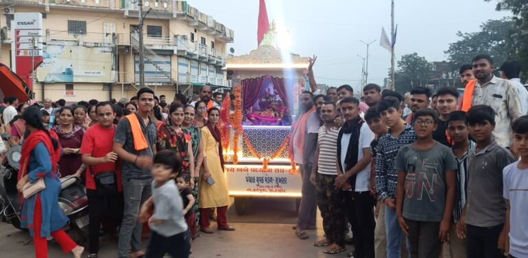  ફતેપુરા તાલુકાના સુખસરના જય અંબે પદયાત્રા સંઘ દ્વારા અંબાજી ખાતે 52 ગજની ધજા ચડાવાઇ*  *જય અંબે પદયાત્રા સુખસરનો સંઘ 1997 થી શરૂ થયેલ હાલ 29 વર્ષ પૂર્ણ કર્યા* 