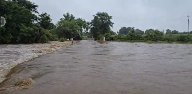  મેહુલિયો મહેરબાન: દાહોદ જિલ્લો પાણીથી તરબોળ, જિલ્લાના તમામ ડેમો ઓવરફ્લો.!  દાહોદ- બાંસવાડા (રાજસ્થાન) ને જોડતા NH -56 પર પાણી ભરાયા, મુવાલિયા તળાવ ઓવરફ્લો.