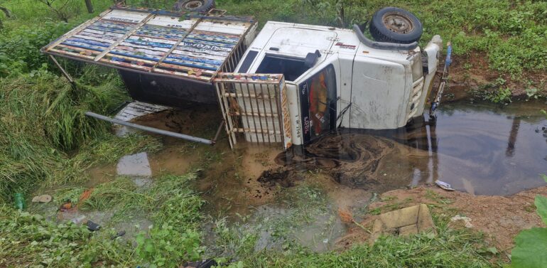  દેવગઢ બારીયાના ભૂતપગલા ગામે સર્જાયેલી કરુણાંતિકાથી અરેરાટી.  ખેતરમાં ઘાસ કાપીને પરત આવતા બેકાબૂ પીકઅપ ગટરમાં પલટી મારી,3 મહિલા તેમજ બાળક સહિત 4 ના મોત.