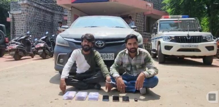  દાહોદ બસ સ્ટેશન પરથી સ્ટેટ મોનિટરિંગ સેલનો મોટો દરોડો – 20 લાખનો MD ડ્રગ્સ જથ્થો ઝડપી પાડ્યો.  મધ્યપ્રદેશના રતલામના બે ઈસમ ઝડપાયા, કુલ 25 લાખ રૂપિયાનો મુદ્દામાલ કબ્જે; 