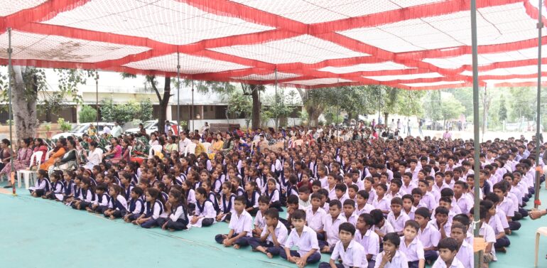  *જિલ્લા શિક્ષણાધિકારીશ્રી ભોંકણના અધ્યક્ષ સ્થાને જિલ્લા કક્ષા કલા મહાકુંભ – ૨૦૨૫-૨૬ સ્પર્ધાની કરાઈ શરૂઆત*  *દાહોદ જિલ્લાના વિવિધ તાલુકાઓમાંથી શાળાઓનાં બાળકોએ ભાગીદારી નોંધાવી*