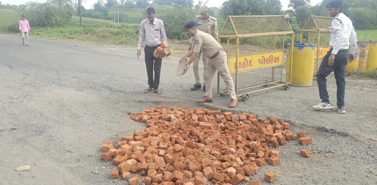  જવાબદાર તંત્ર સૂતેલું,રસ્તાના ખાડા પોલીસએ પૂર્યાં: ઝાલોદ પોલીસનું માનવતાભર્યું કામ.!  “માર્ગ મરામતના કામમાં બેદરકારી દાખવતા વિભાગો સામે ઉઠ્યા સવાલ 