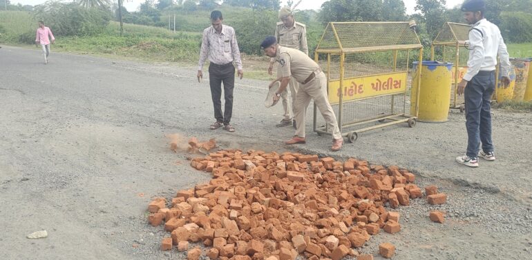  જવાબદાર તંત્ર સૂતેલું,રસ્તાના ખાડા પોલીસએ પૂર્યાં: ઝાલોદ પોલીસનું માનવતાભર્યું કામ.!