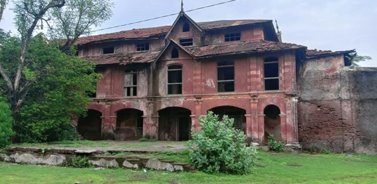  ધરમપુર તાલુકાના નાની વહિયાળ ગામમાં આવેલ ઐતિહાસિક મહેલ તંત્રના ઉદાસીન વલણને લીધે ખુબ જ દયનિય હાલત હોય ત્વરિત કાર્યવાહી કરાવી જીર્ણોધ્ધાર પ્રજા માટે ખુલ્લો મુકવા બાબતે સમસ્ત આદિવાસી સમાજ દ્વારા મુખ્યમંત્રીને રજૂઆત.