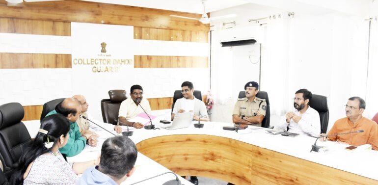  કલેકટરશ્રી યોગેશ નિરગુડેના અધ્યક્ષ સ્થાને ખેલ મહાકુંભ અને સાંસદ ખેલ મહોત્સવ અંતર્ગત બેઠક યોજાઈ*  *હાર-જીત તો થતી રહેશે પરંતુ પોતાનામાં રહેલી પ્રતિભાને અભિવ્યક્ત કરવાની જે તક મળી છે તેને સ્વીકારીને દાહોદવાસીઓ પુરા મનથી ખેલ મહાકુંભમાં ભાગ લે તે અગત્યનું છે.-કલેક્ટરશ્રી યોગેશ નિરગુડે*