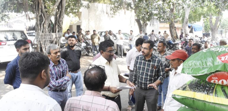  *જિલ્લા કલેક્ટરશ્રી યોગેશ નિરગુડે એપીએમસી દાહોદની લીધી મુલાકાત*    *કલેક્ટરશ્રીએ જિલ્લાના ખેડૂતોને ખરીદી અને વેચાણમાં કોઈપણ પ્રકારની અગવડતા ના પડે તે રીતે કામગીરી કરવા કર્યા સૂચન* 