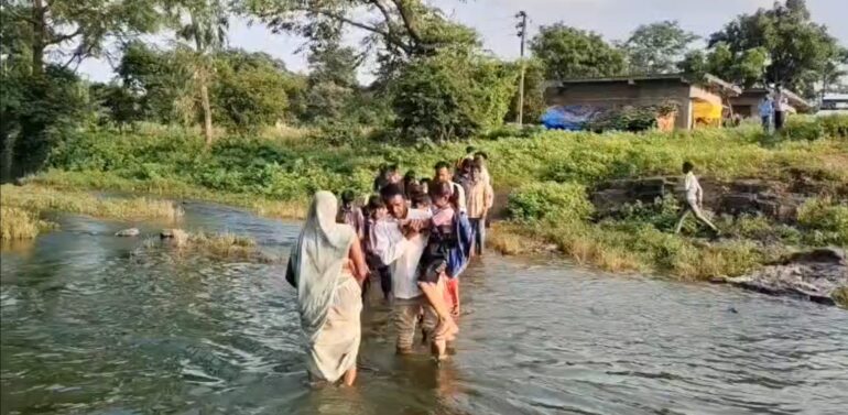  “સ્માર્ટ સિટી અને અંતરીક્ષના સપનાઓ વચ્ચે,સંજેલીના બાળકો હજુ શિક્ષણ માટે નદી પાર કરવા મજબૂર”   “ઢાલસીમલ ગામના વિદ્યાર્થીઓનો સંઘર્ષ – પુલના અભાવે દરરોજ જીવના જોખમે શાળાનો માર્ગ”