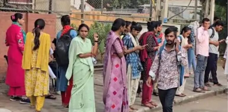  દાહોદમાં રેવન્યુ તલાટી પરીક્ષા શાંતિપૂર્ણ રીતે સંપન્ન:76.52% પરીક્ષાર્થીઓની હાજરી,   કડક પોલીસ બંદોબસ્ત સાથે 30 શાળાઓમાં પરીક્ષા યોજાઈ