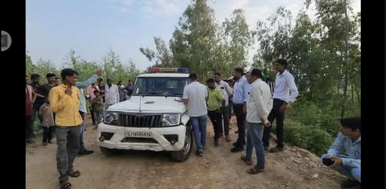  દેવગઢ બારીયાના નાની મંગોઈમાં ગેરકાયદેસર રેતી ખનન પર જનતા રેડ, એક કરોડનો મુદ્દામાલ જપ્ત.!   ગ્રામજનોએ હિંમત દાખવી રેતી ભરેલા ચાર તેમજ ખાલી ત્રણ ડમ્પરો તેમજ હિટાચી મશીન કબજે કર્યું.