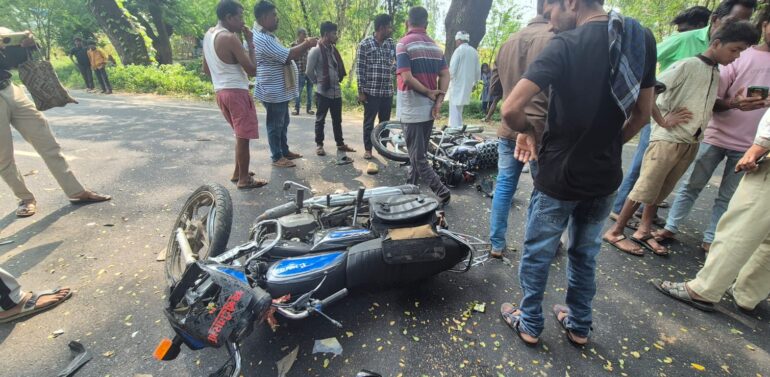  દાહોદ-અલીરાજપુર હાઈવે પર સર્જાયો ગોઝારો અકસ્માત   ગરબાડાના દેવધા નજીક 2 બાઈક ધડાકા ભૈર સામસામે ટકરાતા 1નુ મોત અન્ય, 2 ઘાયલ થયા