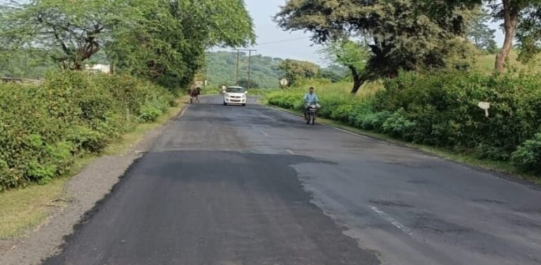  દાહોદ જિલ્લાના અનેક રસ્તાઓનુ મરામત કરી લોકોને પડતી હાલાકીથી છુટકારો અપાવતી માર્ગ અને મકાનની ટીમ*  *દાહોદ જિલ્લાના ભાણપુર- ભમેળા, સુખસર ઝાલોદ કુશળગઢ સહિતના રસ્તાઓ પર કરવામાં આવી પેચવર્કની કામગીરી*