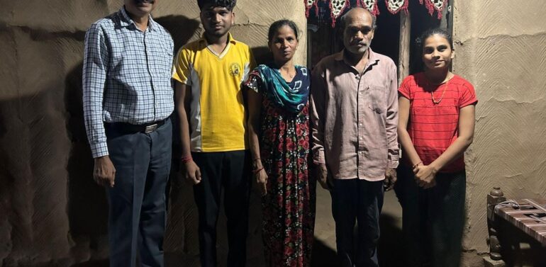  મહેનત મજુરી સંઘર્ષ થકી મેડિકલમાં પ્રવેશ મેળવનાર ઉનાઈના હાર્દિક પટેલને સમસ્ત આદિવાસી સમાજ તરફથી આર્થિક સહાય આપવામાં આવી.