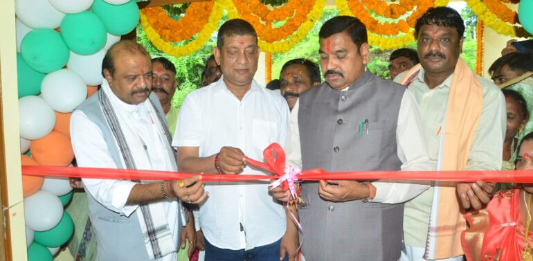  દાહોદ જિલ્લાના સિંગવડ તાલુકાના પહાડ ખાતે રૂ. ૧.૨૧ કરોડના ખર્ચે કેબિનેટ મંત્રીશ્રી કુબેરભાઈ ડિંડોરના હસ્તે નવીન પ્રાથમિક આરોગ્ય કેન્દ્રનું લોકાર્પણ*  *આસપાસના ૯ ગામોની ૧૩ હજારથી વધુ વસ્તીને મળશે આધુનિક આરોગ્ય સુવિધાઓ*