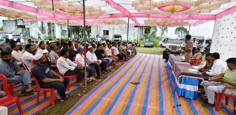  ગરબાડામાં પોલીસ 56 વાહનોની હરાજી કરવામાં આવી.  હરાજીમાં 110 વેપારીઓએ ભાગ લીધો હતો : 
