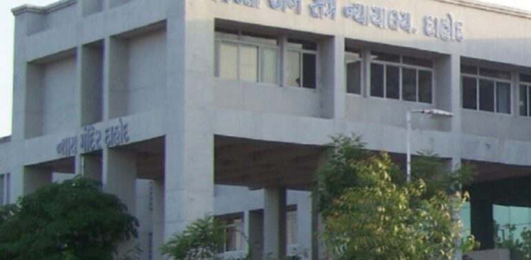  દાહોદ કોર્ટનો ચુકાદો :2020 ના હત્યાકાંડમાં આરોપીને આજીવન કેદ  પત્ની સાથેના ખોટા શંકા વહેમમાં કરેલી હત્યાના કેસમાં દાહોદની ત્રીજી એડિ. સેશન્સ કોર્ટનો ચુકાદો,કોર્ટ સંકુલમાં સન્નાટો