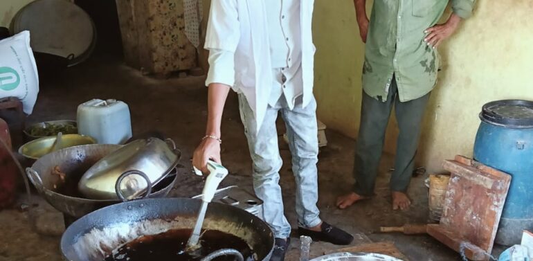  *ગરબાડામાં દિવાળી પહેલાં ફૂડ વિભાગનું ચેકિંગ શરૂ:* મિઠાઈ, ફરસાણ, પ્રોડક્ટ્સના સેમ્પલ ચેક કરાતા વેપારીઓમાં ફફડાટ.