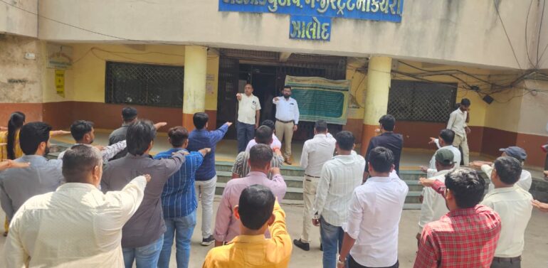  ઝાલોદ મામલતદાર કચેરી ખાતે વિકાસ સપ્તાહ અંતર્ગત ભારત વિકાસ પ્રતિજ્ઞા લેવામાં આવી.