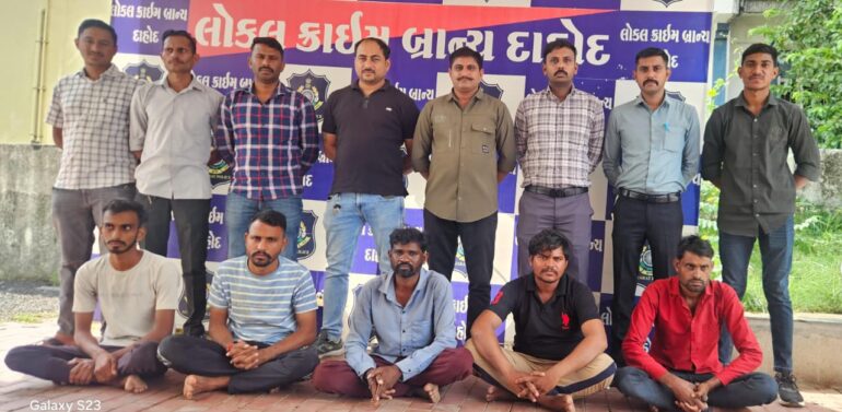  દાહોદ એલસીબીની કાર્યવાહી : એક જ દિવસમાં પાંચ નાસતા ફરતા આરોપીઓ ઝડપાયા..  લૂંટ, ખૂન અને પ્રોહિબીશન જેવા ગંભીર ગુન્હાઓમાં છેલ્લા પાંચ વર્ષથી નાસતા ફરતા હતા .