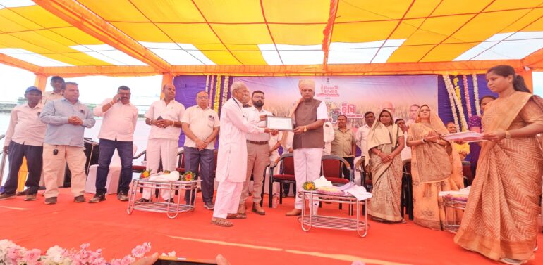 ઝાલોદ એપીએમસી ખાતે ઝાલોદ ધારાસભ્યશ્રી મહેશભાઈ ભુરીયાના અધ્યક્ષ સ્થાને રવિ-કૃષિ મહોત્સવનો થયો શુભારંભ ઝાલોદ 130 વિધાનસભાના ધારાસભ્યશ્રી મહેશભાઈ ભુરીયાએ પ્રાકૃતિક ખેત પદ્ધતિ અપનાવી બાગાયત ક્ષેત્રે અગ્રેસર બનેલા ખેડૂતોની મહેનતને બિરદાવી