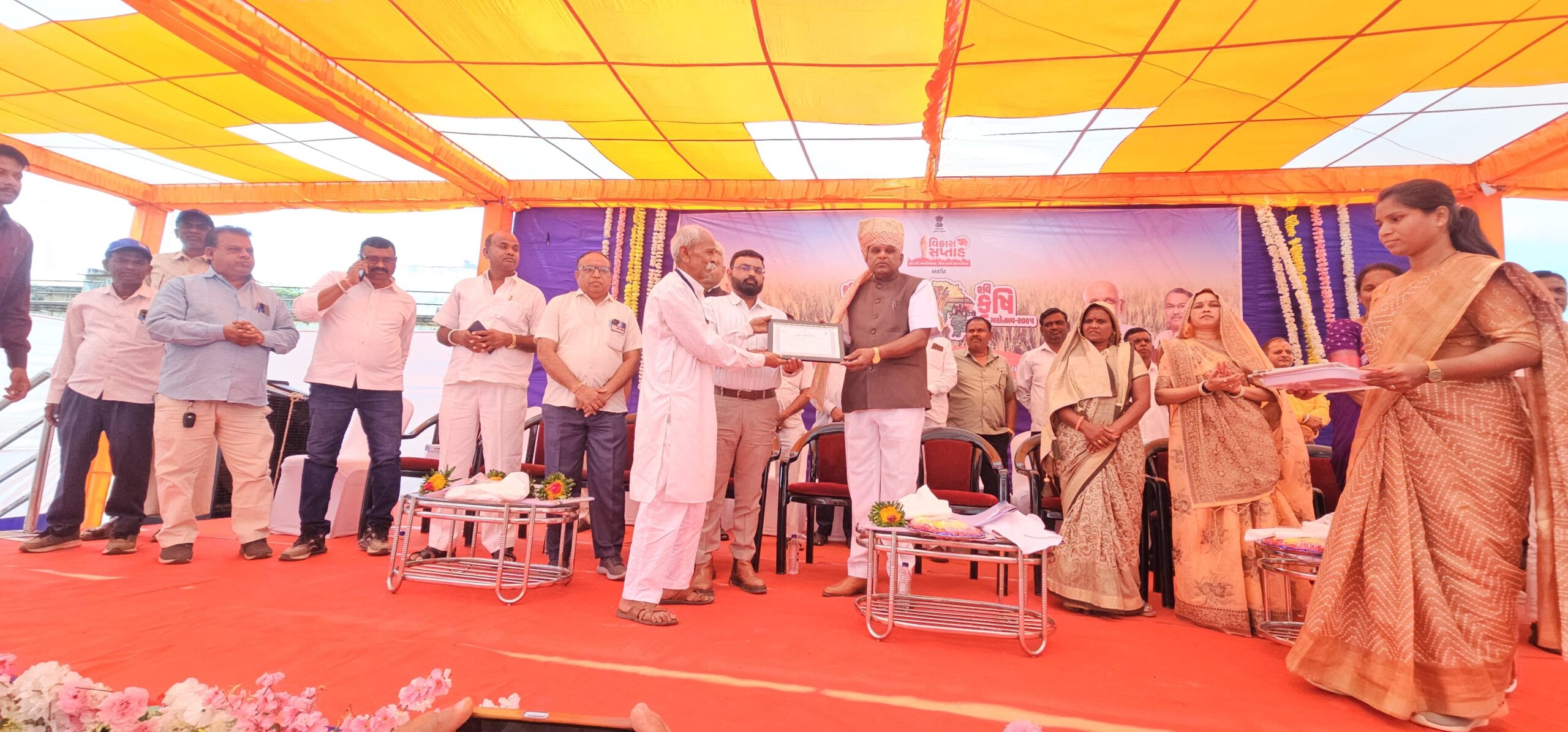 ઝાલોદ એપીએમસી ખાતે ઝાલોદ ધારાસભ્યશ્રી મહેશભાઈ ભુરીયાના અધ્યક્ષ સ્થાને રવિ-કૃષિ મહોત્સવનો થયો શુભારંભ ઝાલોદ 130 વિધાનસભાના ધારાસભ્યશ્રી મહેશભાઈ ભુરીયાએ પ્રાકૃતિક ખેત પદ્ધતિ અપનાવી બાગાયત ક્ષેત્રે અગ્રેસર બનેલા ખેડૂતોની મહેનતને બિરદાવી