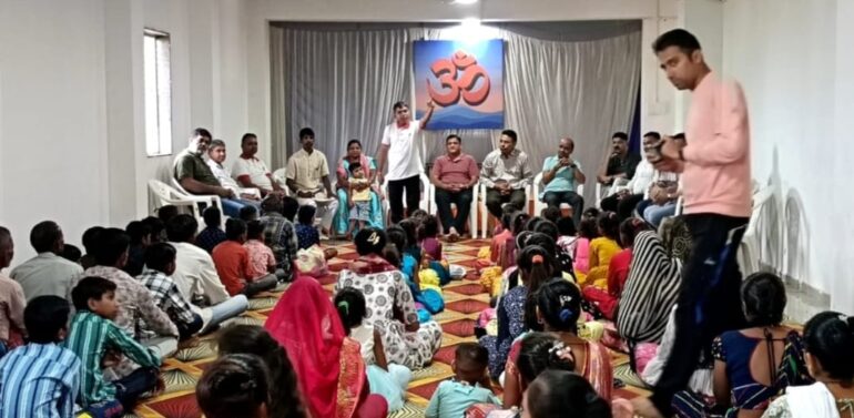  સુખસર તાલુકામાં એકલ અભિયાનના સભ્યો દ્વારા નિરાધાર બાળકો સાથે દિવાળીના તહેવારની અનોખી રીતે કરાતી ઉજવણી*  *સુખસર આસપાસના 15 થી 20 ગામોના 43 જેટલા પરિવારોમાં 113 જેટલા નિરાધાર બાળકો છે*