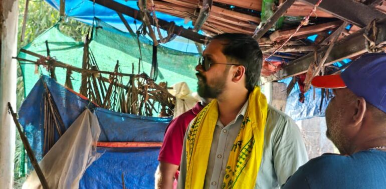 ચક્રવાત પીડિત તેજલાવ અને તલાવચોરા ગામોમાં નિરાધાર પરિવારોને પતરાની વહેંચણી કરી દિવાળીના પર્વની ઉજવણી કરતા સમસ્ત આદિવાસી સમાજના આગેવાનો.