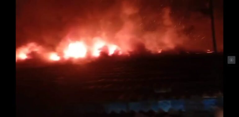  દાહોદ તાલુકાના જાલત ગામે દિવાળીની રાત્રે બે મકાનોમાં આગ,8 લાખથી વધુનો મુદ્દામાલ ભસ્મ.!  ફટાકડાથી આગ લાગ્યાનું અનુમાન — ફાયર ઓફિસર દીપેશ આર. જૈનની ટીમે ભારે જહેમત બાદ આગ પર કાબૂ મેળવ્યો, 