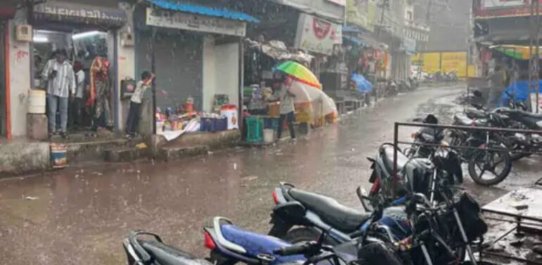  દાહોદ તેમજ આસપાસના વિસ્તારોમાં કમોસમી વરસાદ:મકાઈ, સોયાબીન સહિતના તૈયાર પાકને નુકસાનની ભીતિ